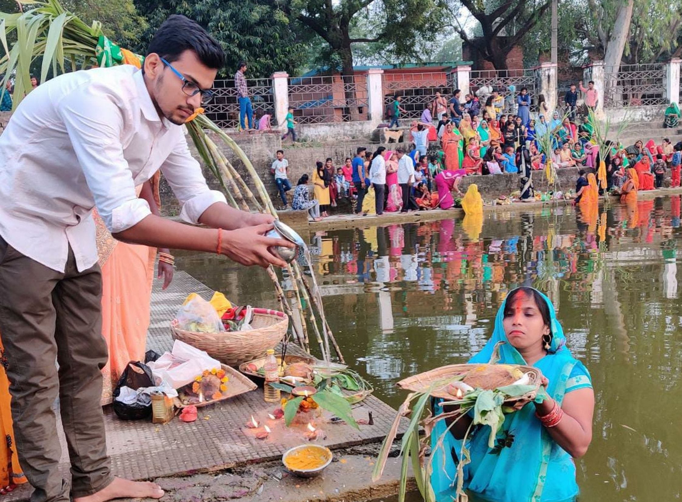 60 : संग्रामपुर : कालिकन धाम स्थित सगरा पर डूबते सूर्य को अध्र्य देती व्रती महिलाएं। -संवाद 60 : संग्रामपुर : कालिकन धाम स्थित सगरा पर डूबते सूर्य को अध्र्य देती व्रती महिलाएं। -संवाद