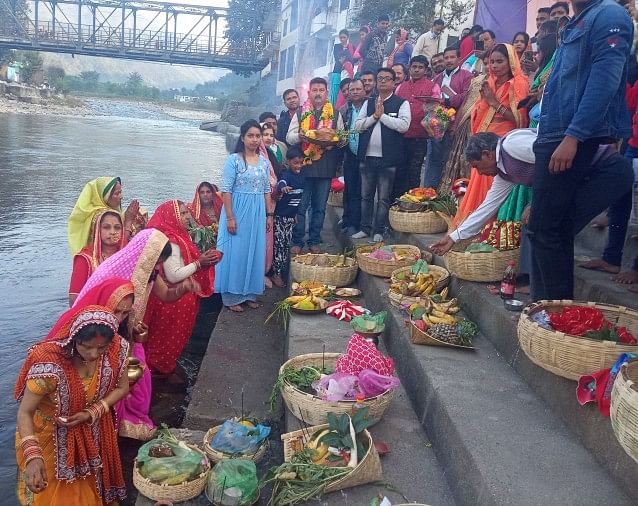 Obrolan Pooja – Festival Chhath Puja dirayakan dengan kemegahan besar di Dwarahat juga