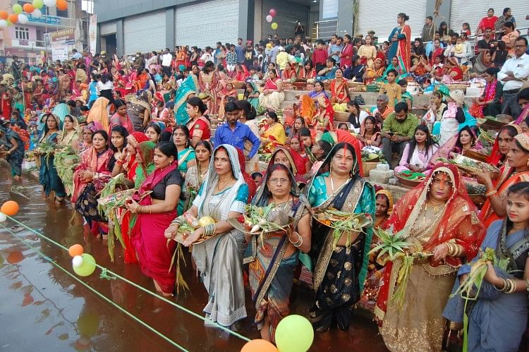 व्रतियों ने विधि-विधान से अस्ताचलगामी सूर्य को दिया अर्घ्य परमार्थी पोखरे पर डूबते हुए सूर्य को अर्घ्य देती छठ ब्रत महिलाए।संवाद