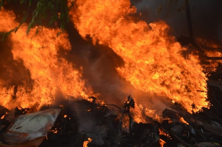 Kebakaran Besar Di Tiga Gudang Sampah, Empat Orang Terluka