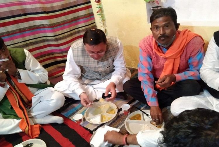 Pemilu Uttarakhand 2022: Cm Pushkar Singh Dhami Makan Makanan Di Rumah Pekerja Pesta Kasta Terjadwal Di Foto Haldwani