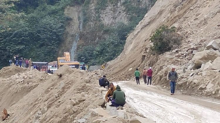 Road Block By Debris Near Of Dhaun – NH tetap ditutup selama dua jam karena puing-puing di dekat Dhaun