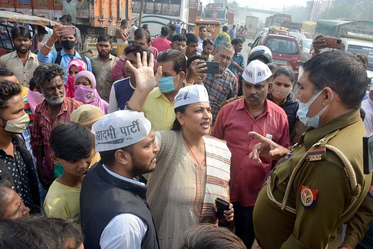 People Jammed Road Kanshiram Awas – Aligarh: Warga kediaman Kanshiram memblokir persimpangan Alampur
