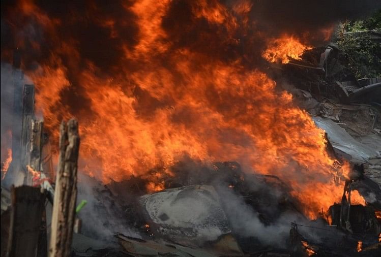 Kebakaran Besar Di Gudang Mobil Di Etah – Etah: Kebakaran besar terjadi di gudang sampah di sepanjang jalan raya nasional, pemadam kebakaran terlibat dalam pemadaman