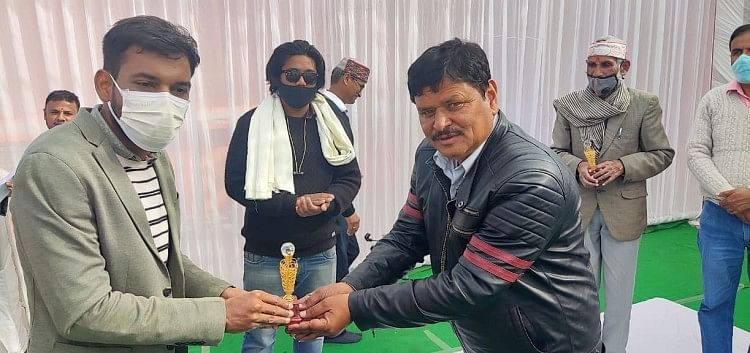 Hari Yayasan Uttarakhand Di Pithouaragarh – Seniman rakyat mengikat simpul di Pithoragarh