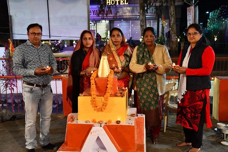 Tempat Ibadah Chhath Dinyalakan Dengan Lampu Kehormatan