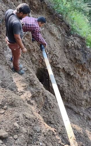 Penduduk Desa Terlibat Dalam Memperbaiki Saluran Air Minum Sendiri