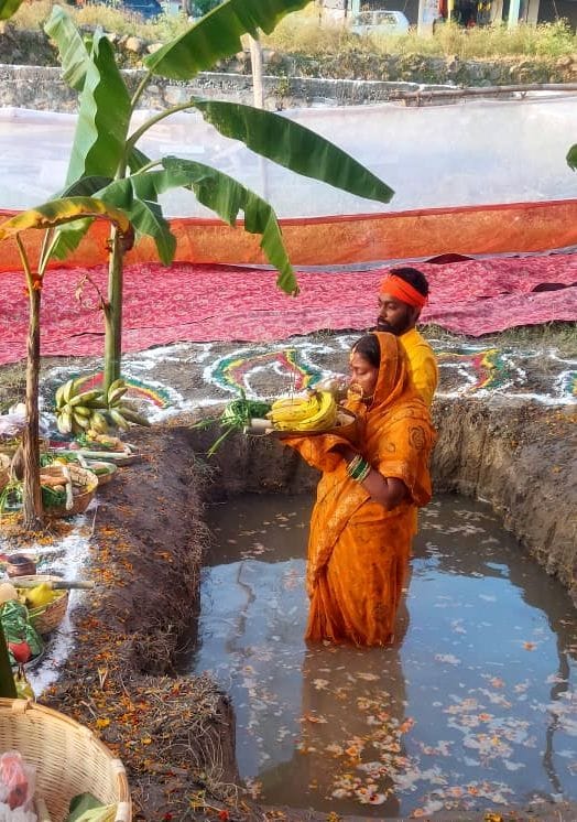 छठ पूजा के दौरान पूजा अर्चना करते श्रद्धालु। छठ पूजा के दौरान पूजा अर्चना करते श्रद्धालु।