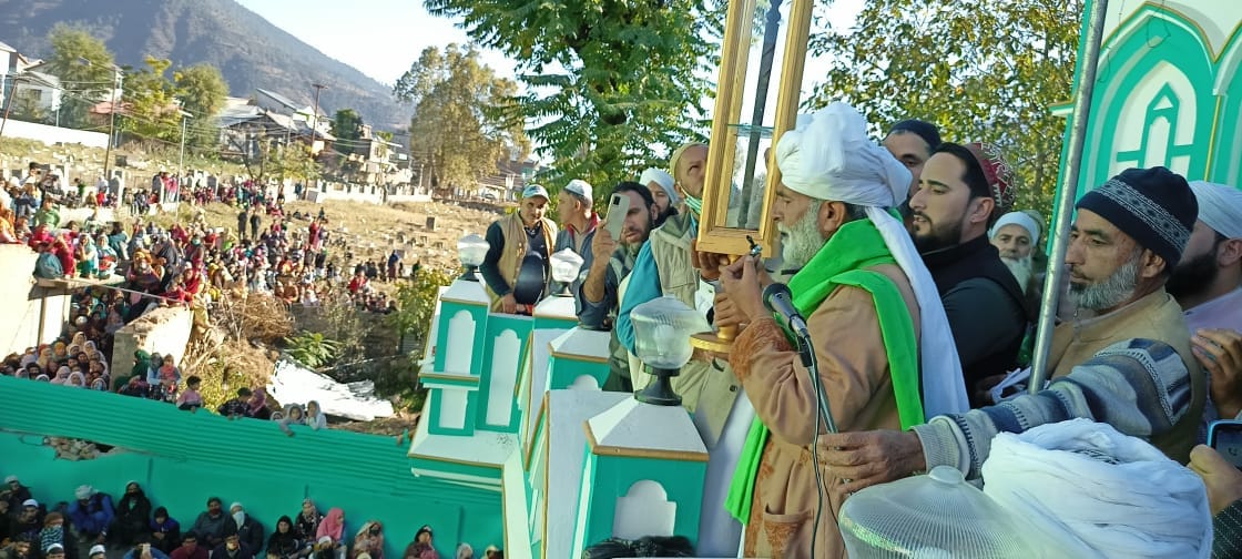फोटो...शाह असरार-उद दीन की जियारत करते लोग, फोटो...शाह असरार-उद दीन की जियारत करते लोग,