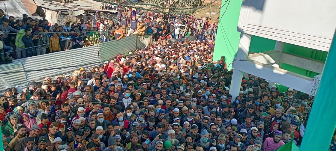 फोटो...शाह असरार-उद दीन की जियारत करते लोग, फोटो...शाह असरार-उद दीन की जियारत करते लोग,