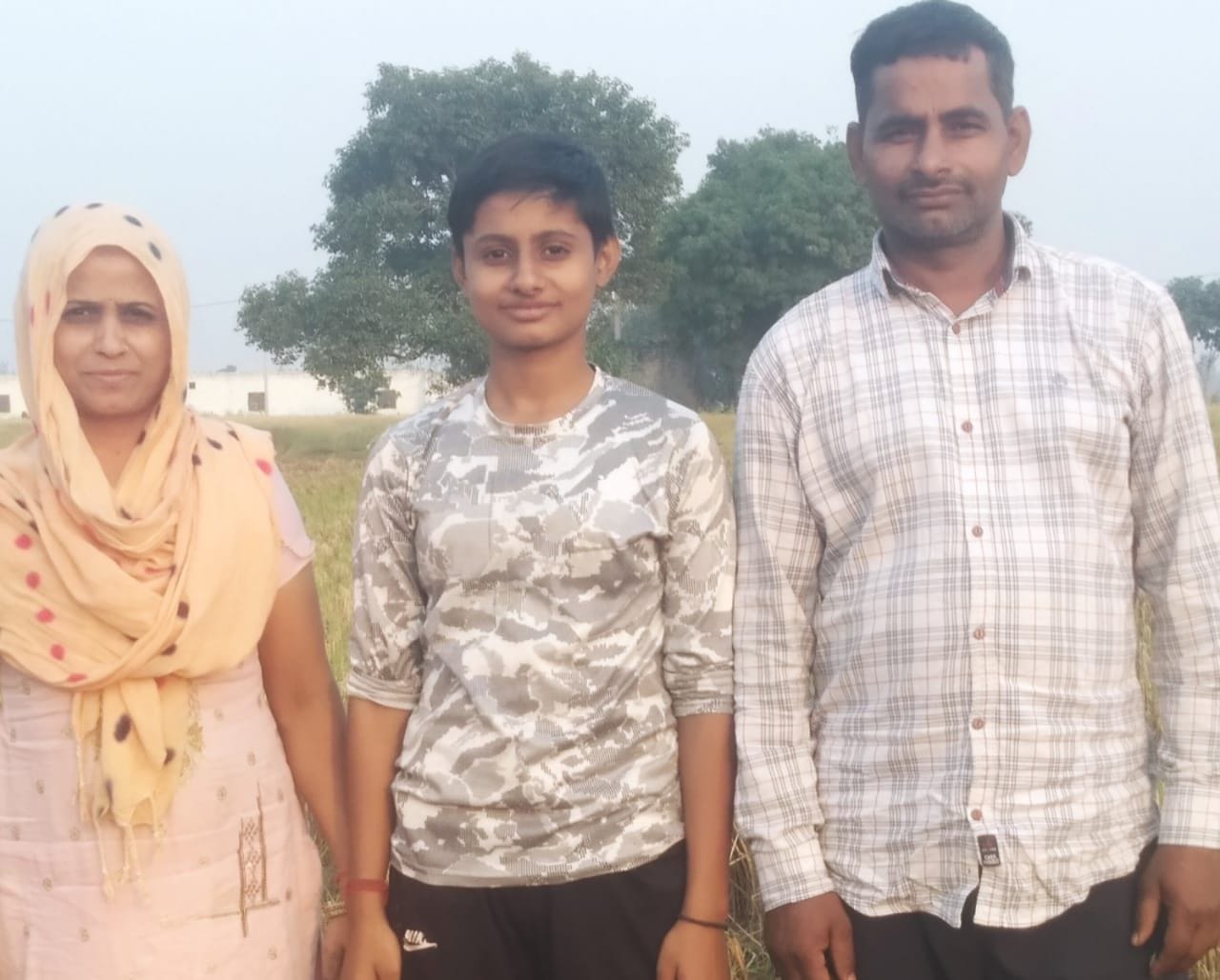 पानीपत। मोनू अपने माता-पिता के साथ।