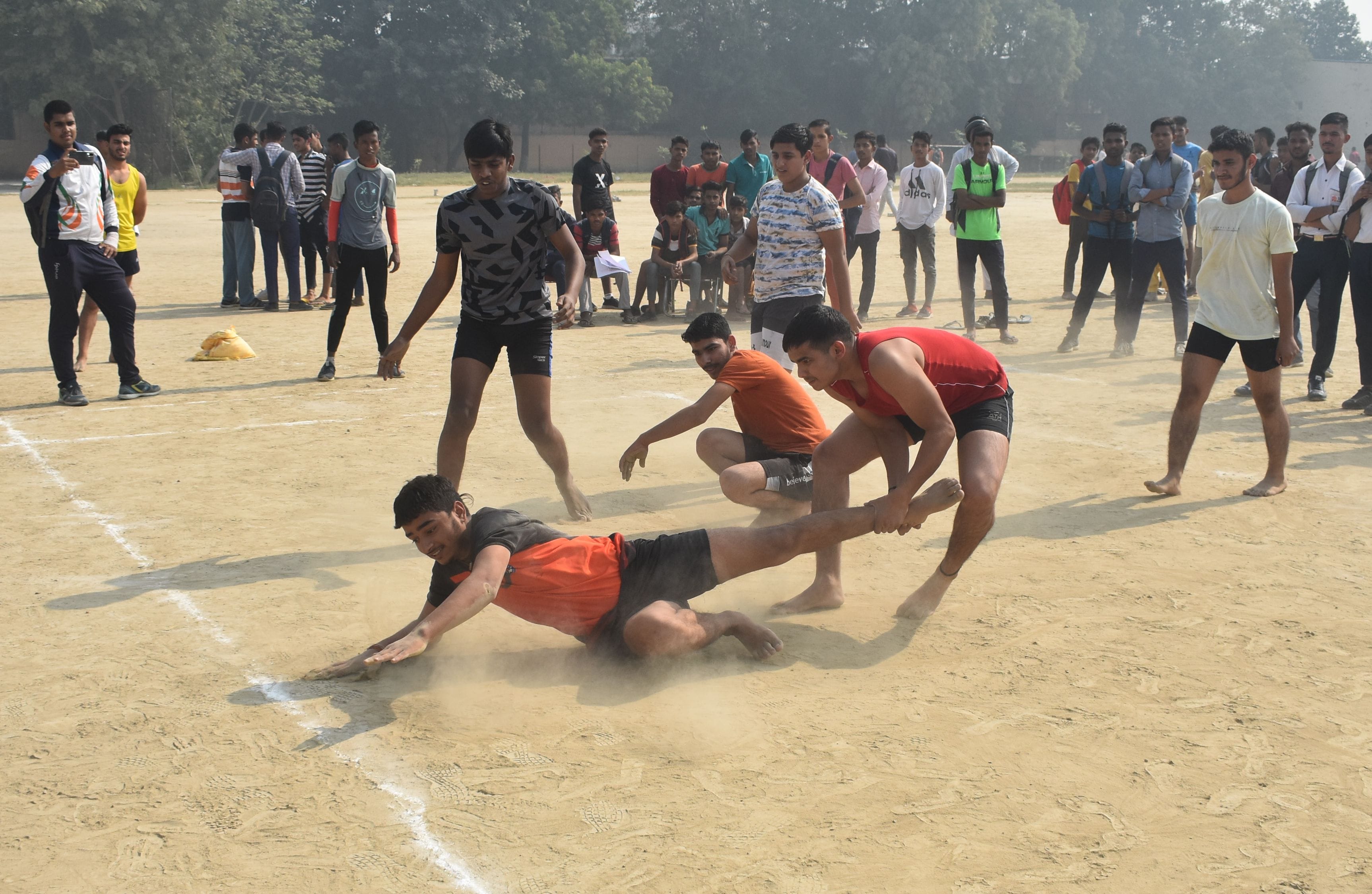 पानीपत। पानीपत शिवाजी स्टेडियम में आयोजित कबड्डी प्रतियोगिता में भाग लेता हुआ खिलाड़ी।