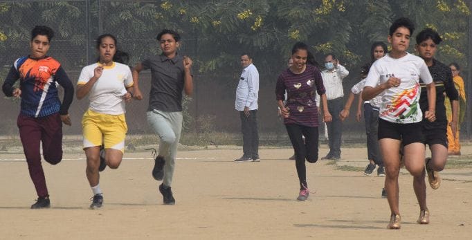 पानीपत। पानीपत शिवाजी स्टेडियम में आयोजित तौड प्रतियोगिता में भाग लेती हुई खिलाड़ी।
