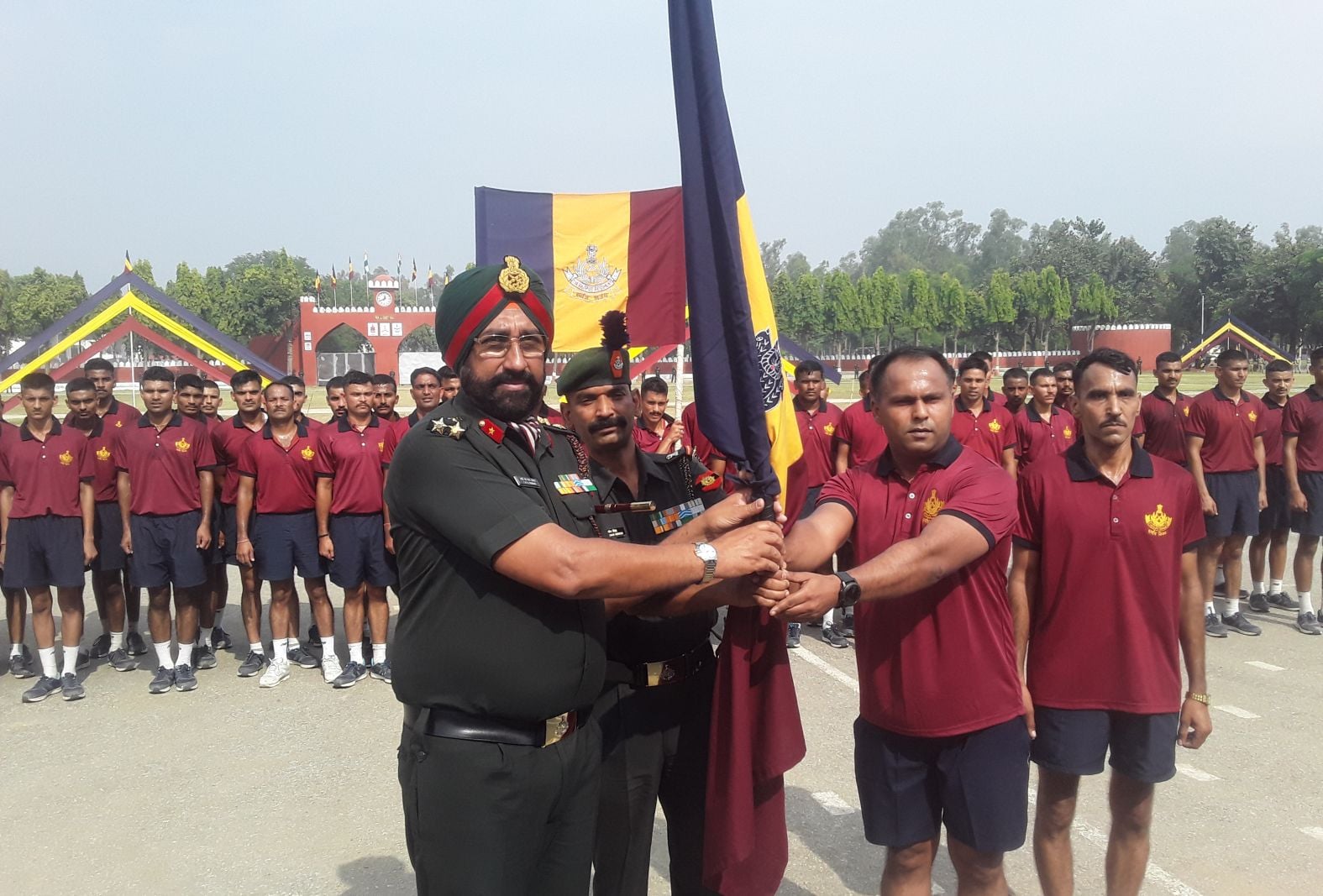 फतेहगढ़ स्थित राजपूत रेजिमेंट सेंटर में अल्ट्र मैराथन पहुंचने पर ब्रिगेडियर आईएमएस परमार को झं? फतेहगढ़ स्थित राजपूत रेजिमेंट सेंटर में अल्ट्र मैराथन पहुंचने पर ब्रिगेडियर आईएमएस परमार को झं?
