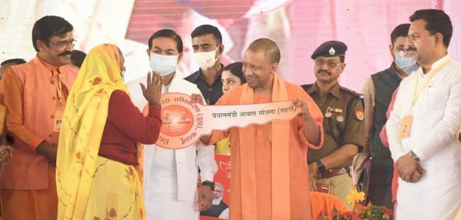 बदायूं के सहसवान में आयोजित जनसभा में लाभार्थी को आवास की प्रतीकात्मक चाबी देते मुख्यमंत्री योग बदायूं के सहसवान में आयोजित जनसभा में लाभार्थी को आवास की प्रतीकात्मक चाबी देते मुख्यमंत्री योग