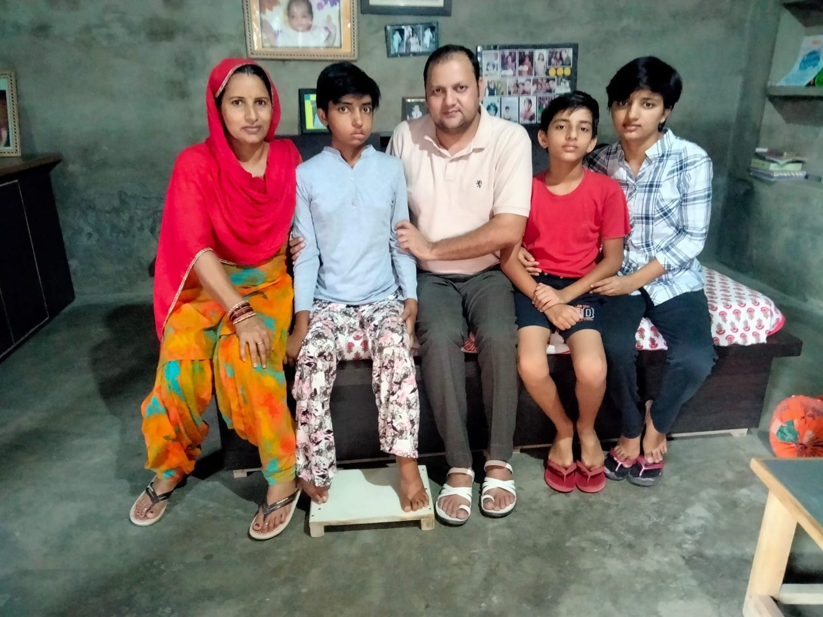 माता पिता के बीच बैठी हुई कंचन माता पिता के बीच बैठी हुई कंचन