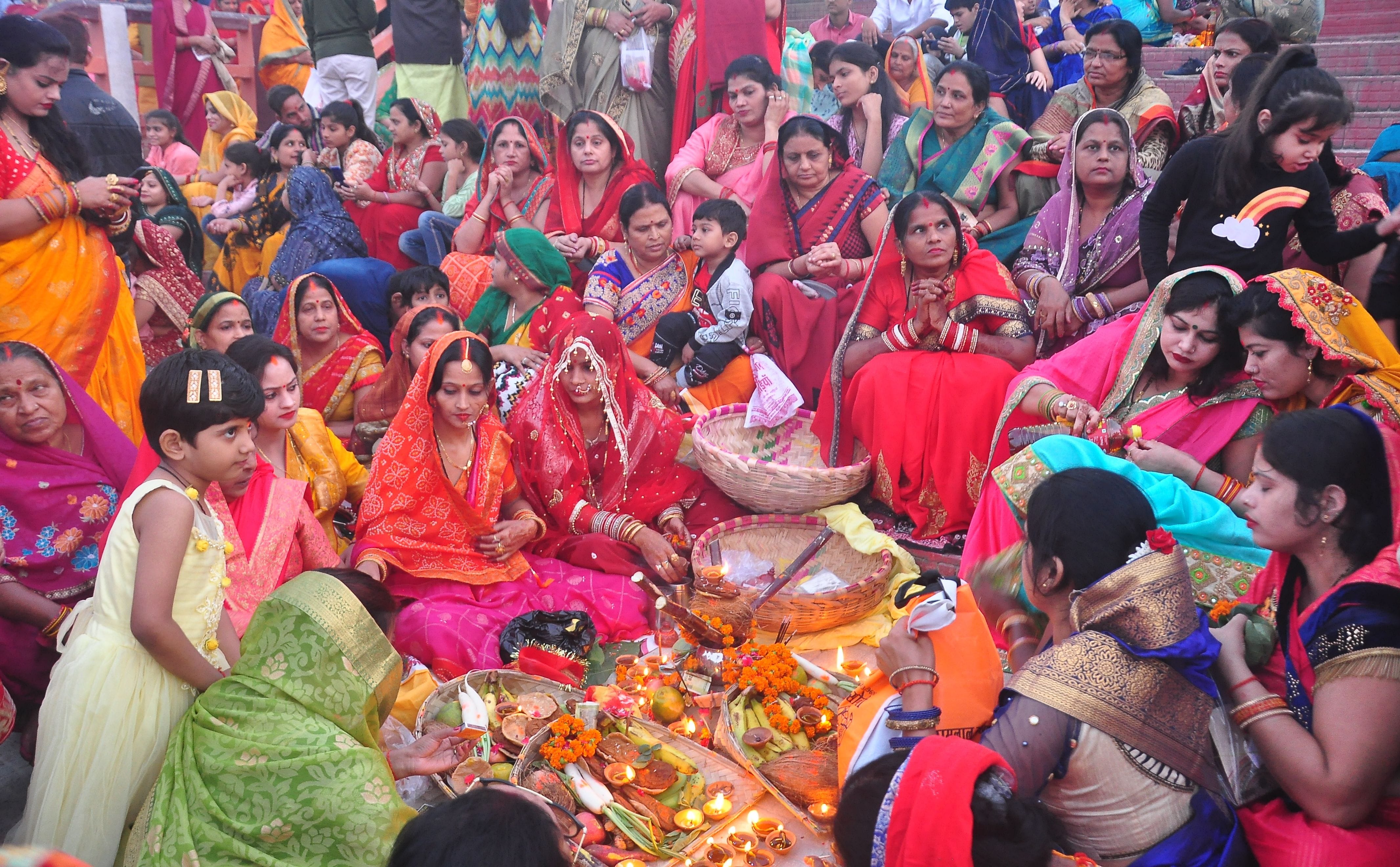 बुधवार को बेल्हा देवी धाम सई घाट पर डाला छठ के मौके पर पूजा करती महिलाएं। संवाद