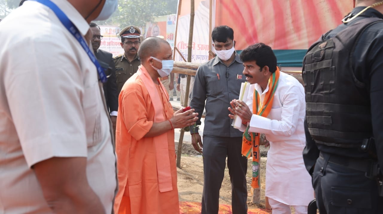 मुख्यमंत्री योगी से बात करते पूर्व एमएलसी जितेंद्र यादव। संवाद