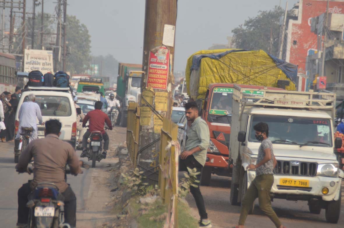 बागपत-मेरठ रोड पर लगा जाम बागपत-मेरठ रोड पर लगा जाम