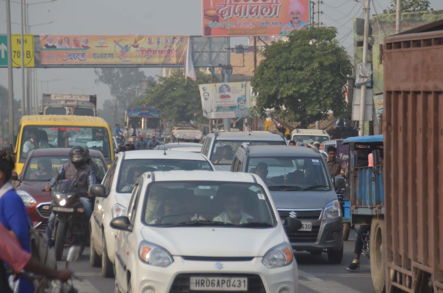 बागपत में दिल्ली-सहारनपुर हाईवे पर लगा जाम बागपत में दिल्ली-सहारनपुर हाईवे पर लगा जाम