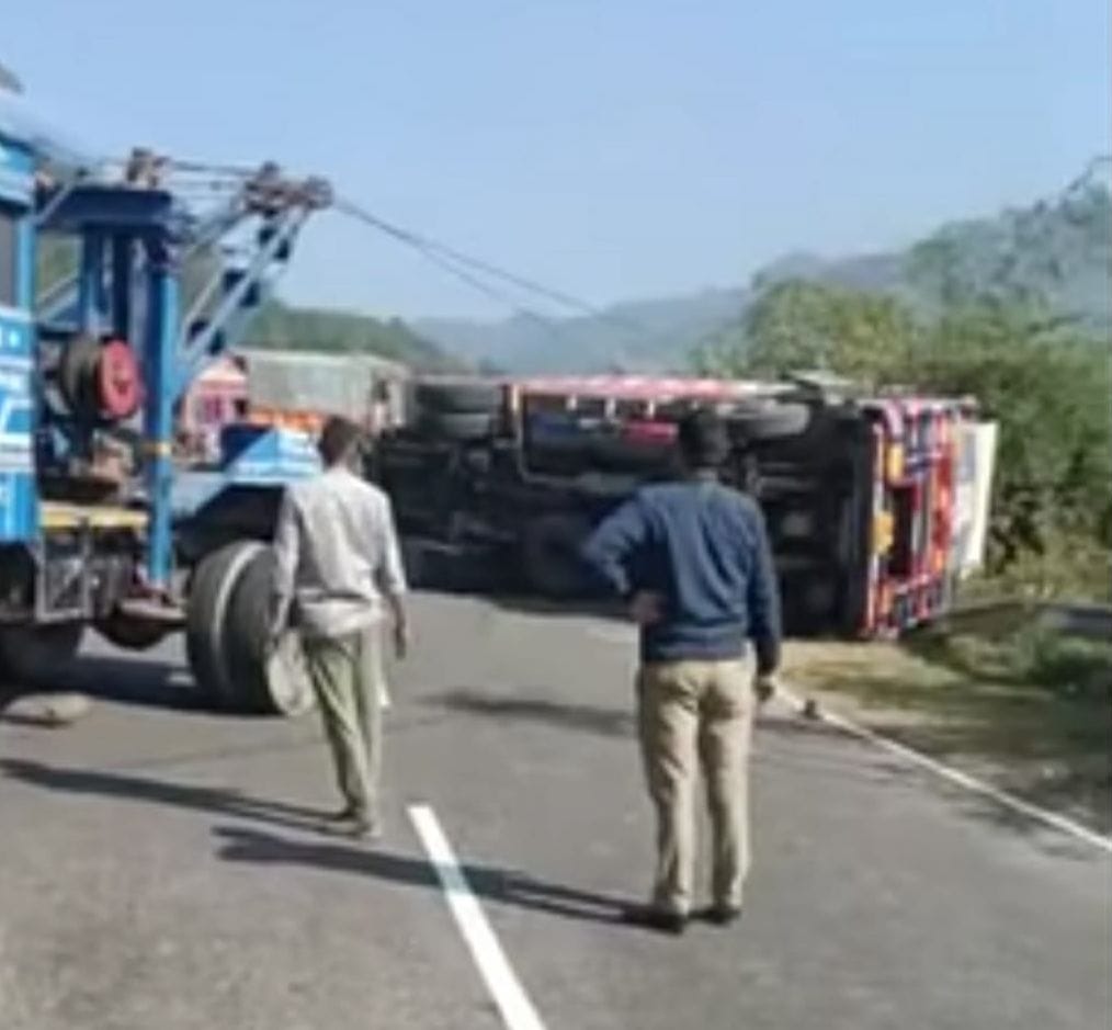 मंडी के भांबला में बही मोड़ पर पलटे ट्रक को उठाते हुए जेसीबी मंडी के भांबला में बही मोड़ पर पलटे ट्रक को उठाते हुए जेसीबी