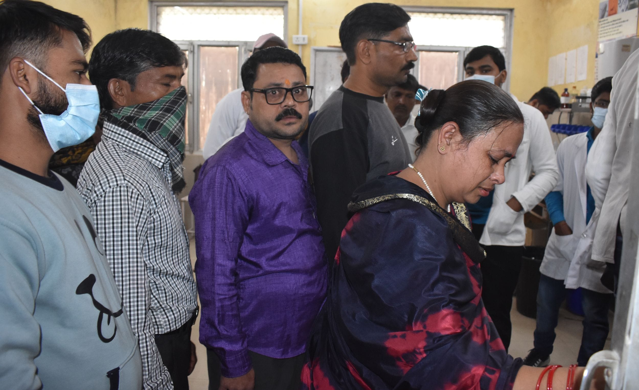 ट्रामा सेंटर में रोते बिलखते मृतक राजा के परिजन। संवाद