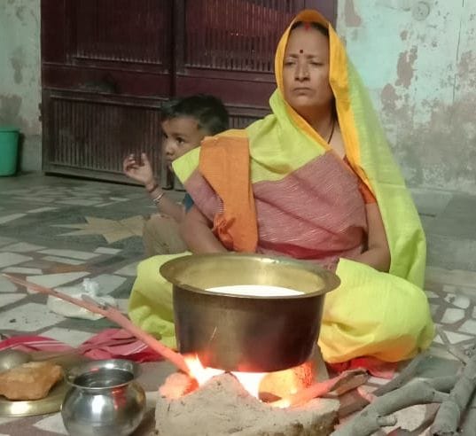 पानीपत। घर पर खरना की खीर तैयार करती हुई महिला। पानीपत। घर पर खरना की खीर तैयार करती हुई महिला।