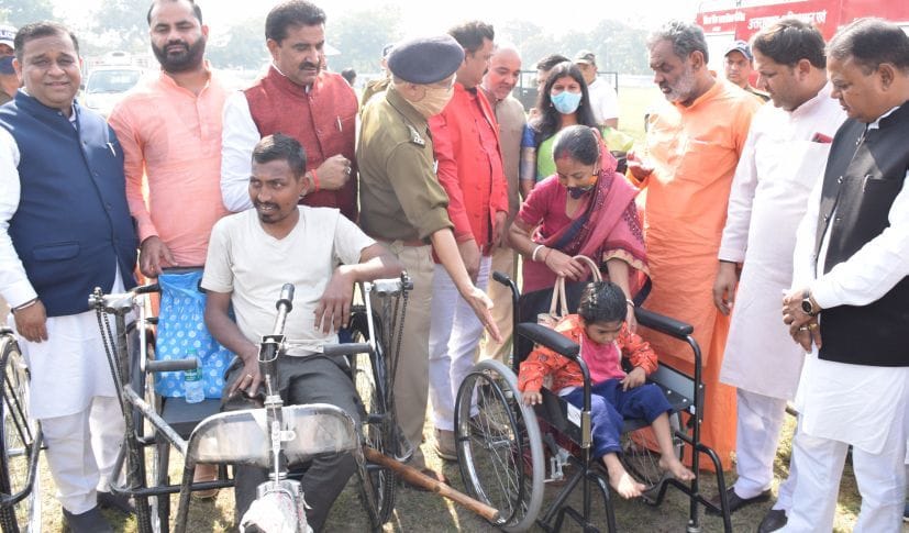 दिव्यांगों को ट्राईसाइकिल देते जिले के प्रभारी मंत्री यतीश्वरानंद।