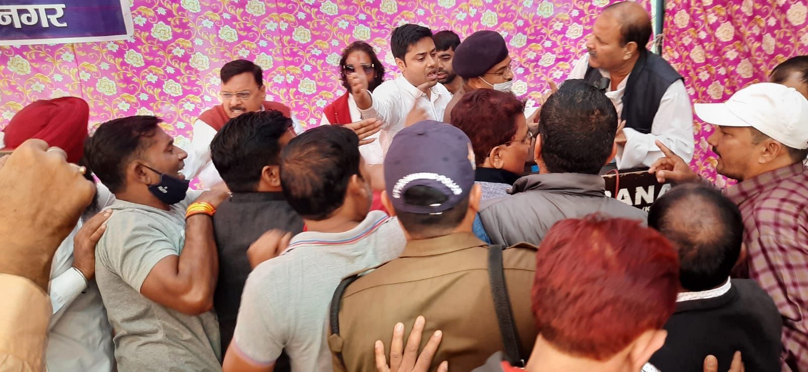 Kehebohan tercipta di Kichha tehsil pada hari pendirian negara Kehebohan tercipta di Kichha Tehsil pada Hari Yayasan Negara
