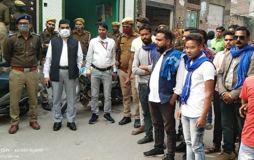 कासगंज में नगला सैयद में मृतक अल्ताफ के परिजनों से मिलने जा रहे आजाद समाज पार्टी के कार्यकर्ताओं कासगंज में नगला सैयद में मृतक अल्ताफ के परिजनों से मिलने जा रहे आजाद समाज पार्टी के कार्यकर्ताओं