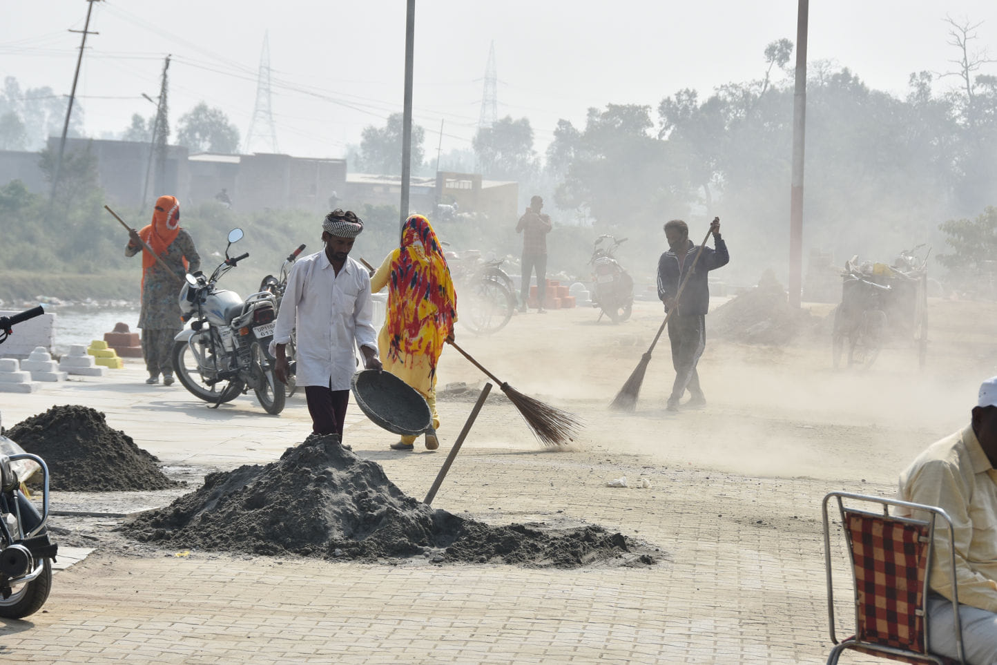 छठ पूजन के लिये बड़ी नहर पर तैयारी को लेकर सफाई करते कर्मी छठ पूजन के लिये बड़ी नहर पर तैयारी को लेकर सफाई करते कर्मी