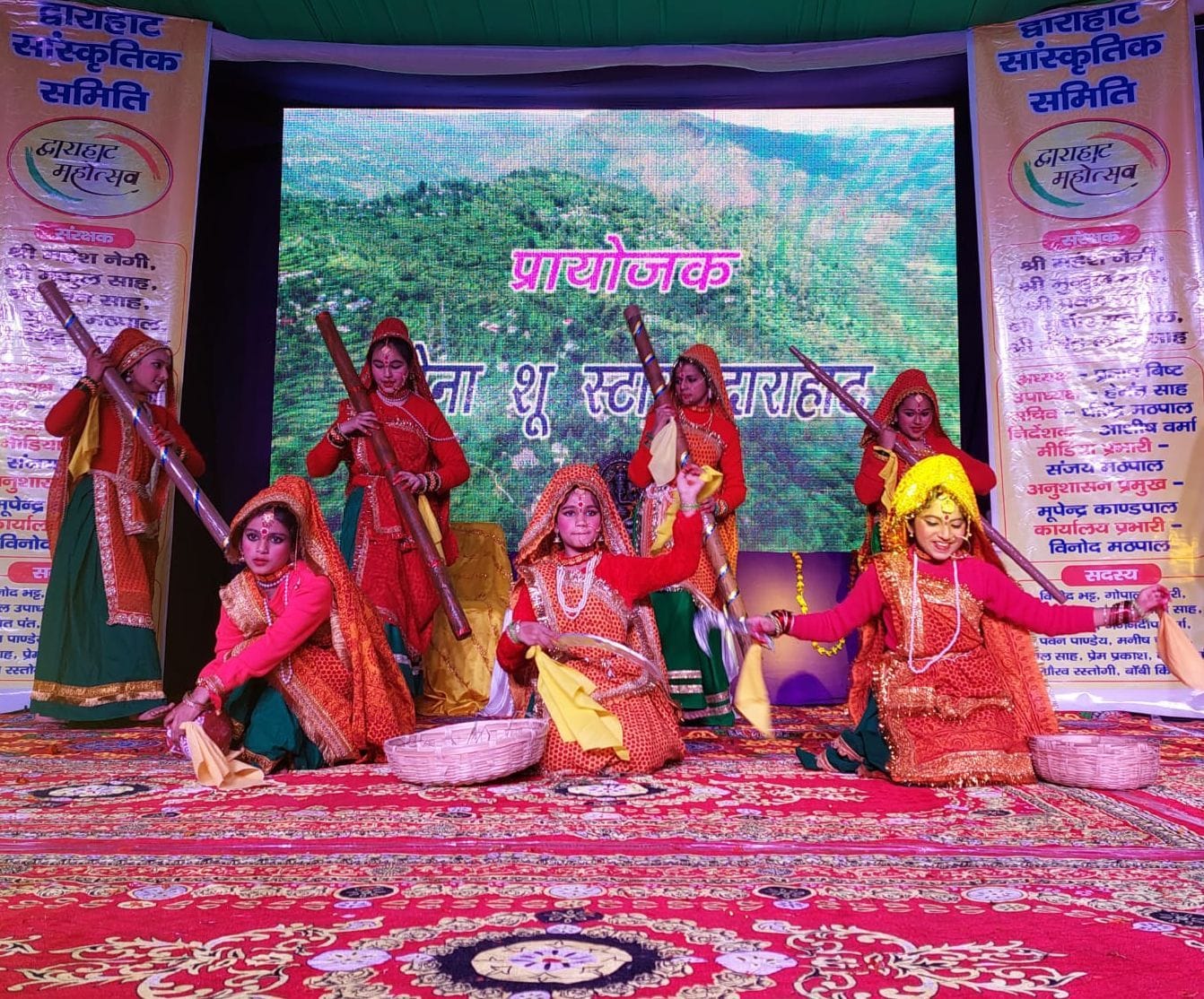 द्वाराहाट महोत्सव में रंगारंग कार्यक्रम पेश करते विद्यालयी बच्चे। संवाद द्वाराहाट महोत्सव में रंगारंग कार्यक्रम पेश करते विद्यालयी बच्चे। संवाद