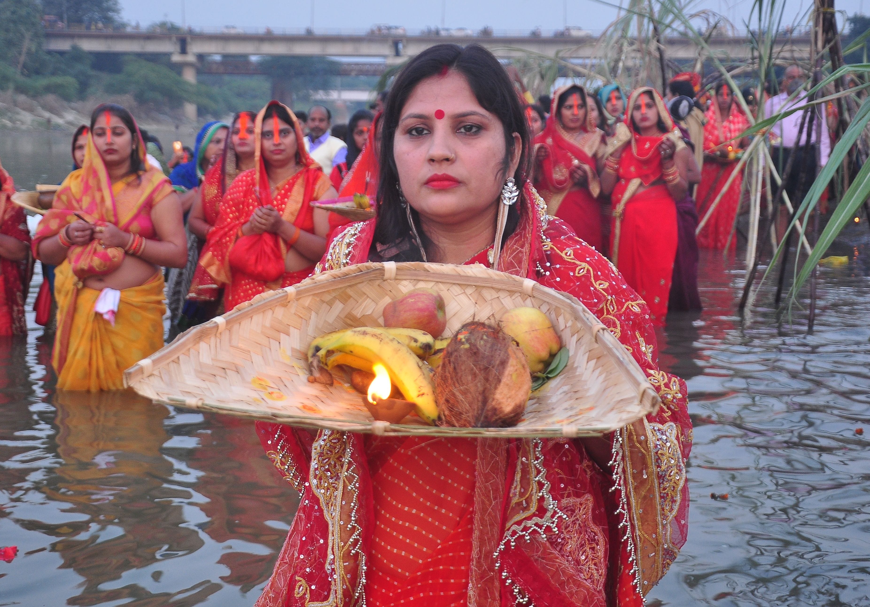 डाला छठ पर बेल्हा देवी धाम सई नदी घाट पर सूर्य उपासना करती श्रद्धालु। संवाद