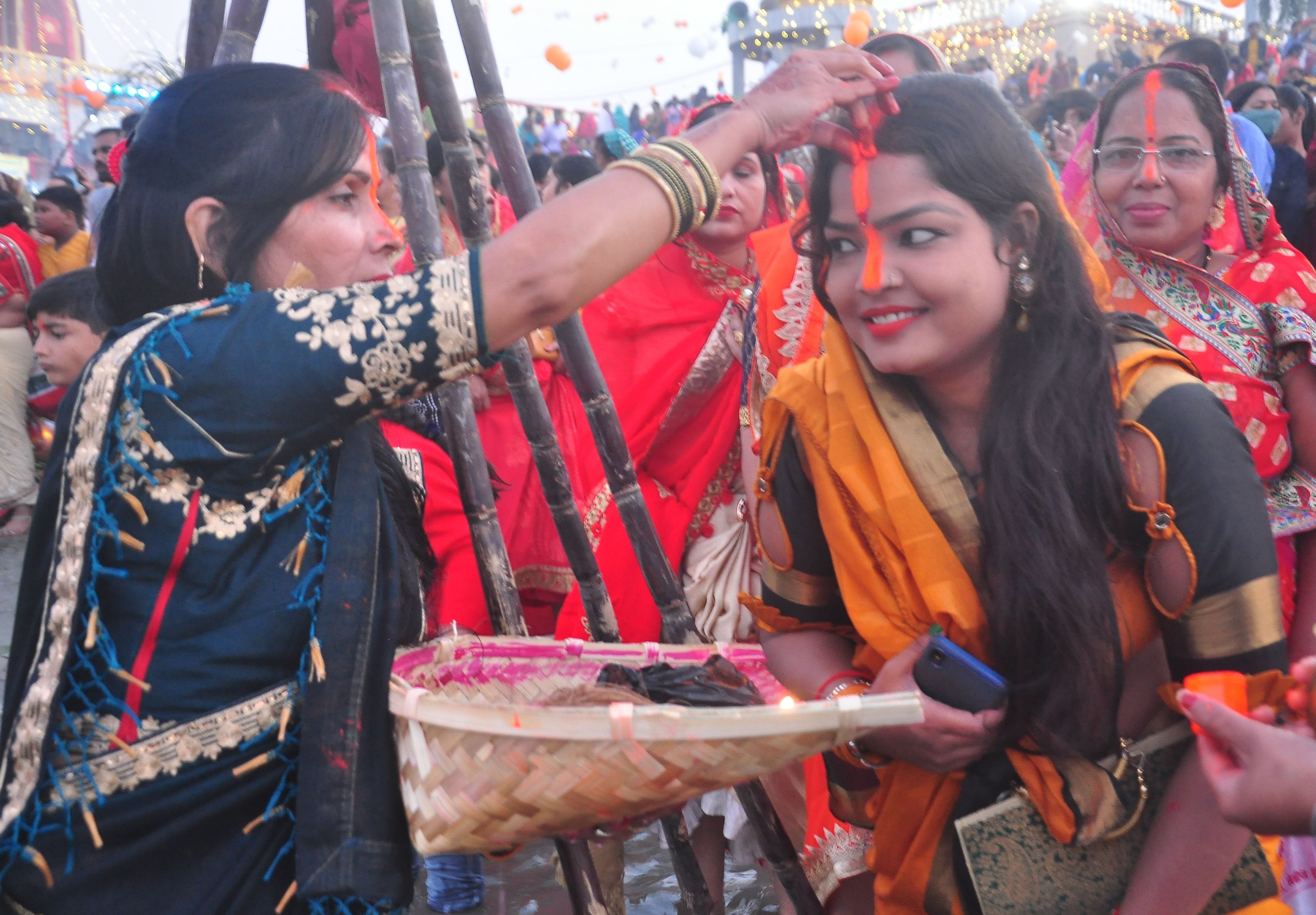 डाला छठ पर बेल्हा देवी धाम में पूजा के दौरान सिंदूर लगाती श्रद्धालु। संवाद
