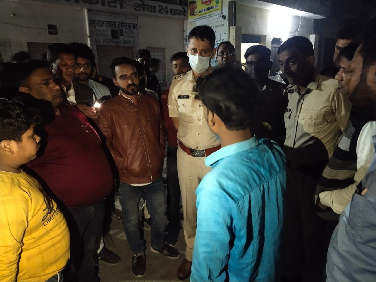 सिवानी में मौके पर पहुंची पुलिस टीम लोगों से घटना की जानकारी लेते हुए सिवानी में मौके पर पहुंची पुलिस टीम लोगों से घटना की जानकारी लेते हुए