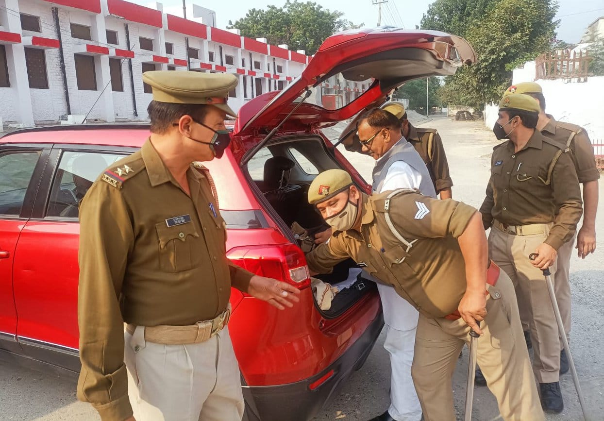 शामली रेलवे स्टेशन पर चेकिंग करते पुलिसकर्मी