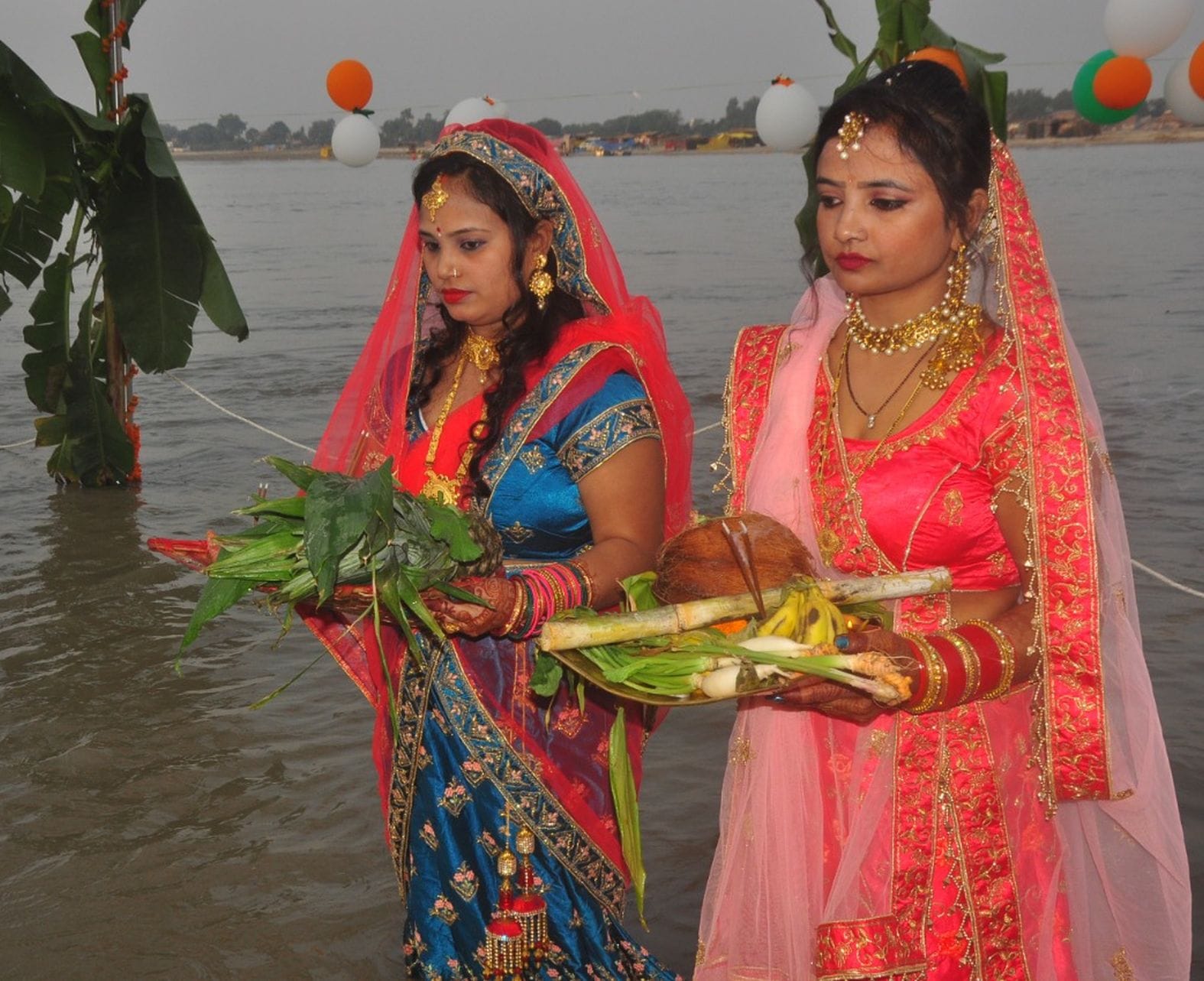 पांचाल घाट स्थित गंगा तट पर छट पूजा करतीं श्रद्धालु। संवाद
