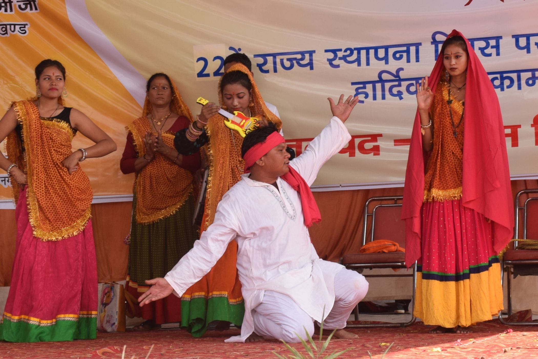 रुद्रपुर पुलिस लाइन में सांस्कृतिक कार्यक्रम प्रस्तुत करते कलाकार।