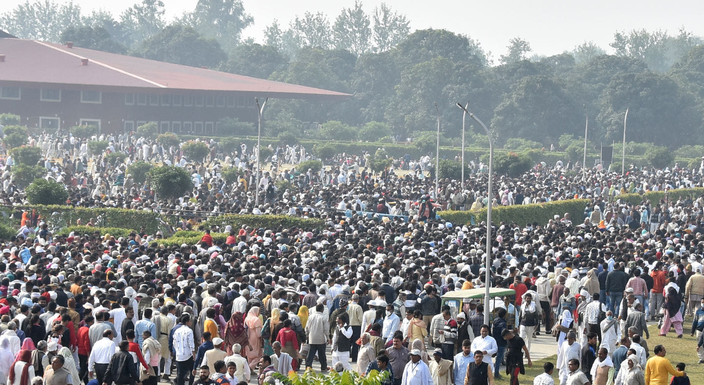 राधा स्वामी सत्संग व्यास में डेरा प्रमुख गुरिंदर सिंह के दर्शन के लिये उमड़ी श्रद्घालुओ की भीड़