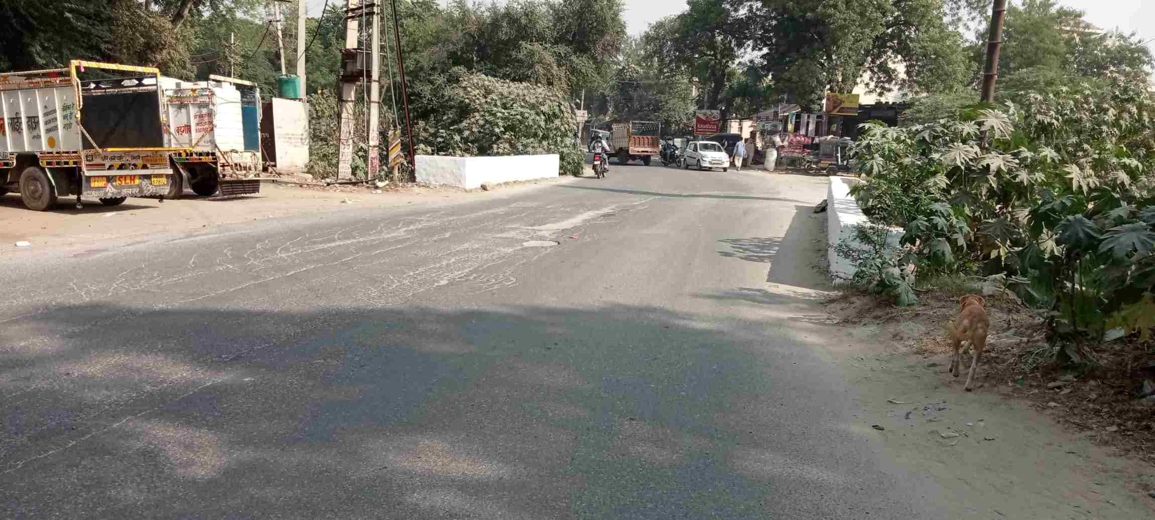 रेवाडी रोड पर गंदा नाला के पास क्षतिग्रस्त सड़क । संवाद
