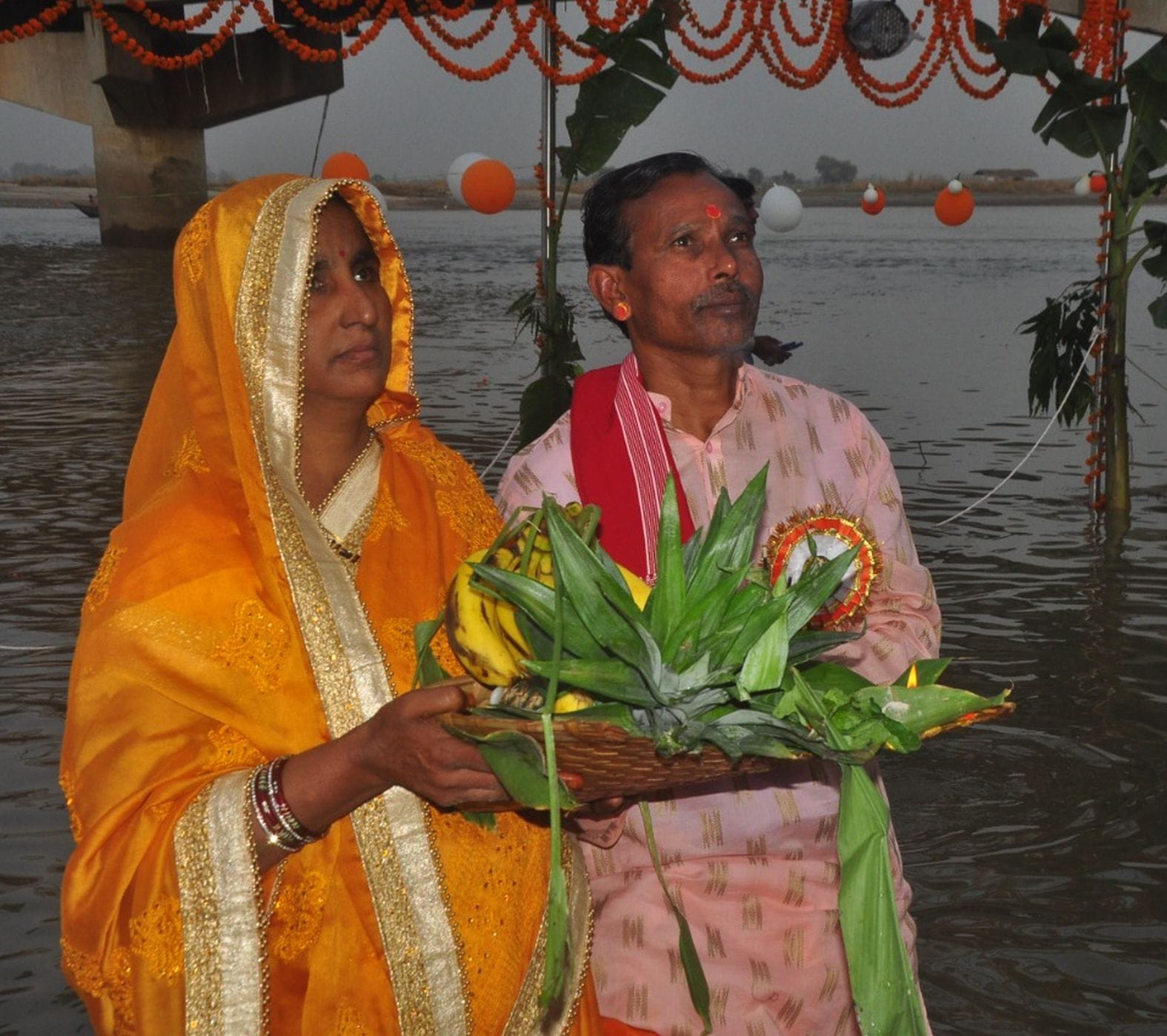 पांचाल घाट स्थित गंगा तट पर छट पूजा करते दंपति। संवाद