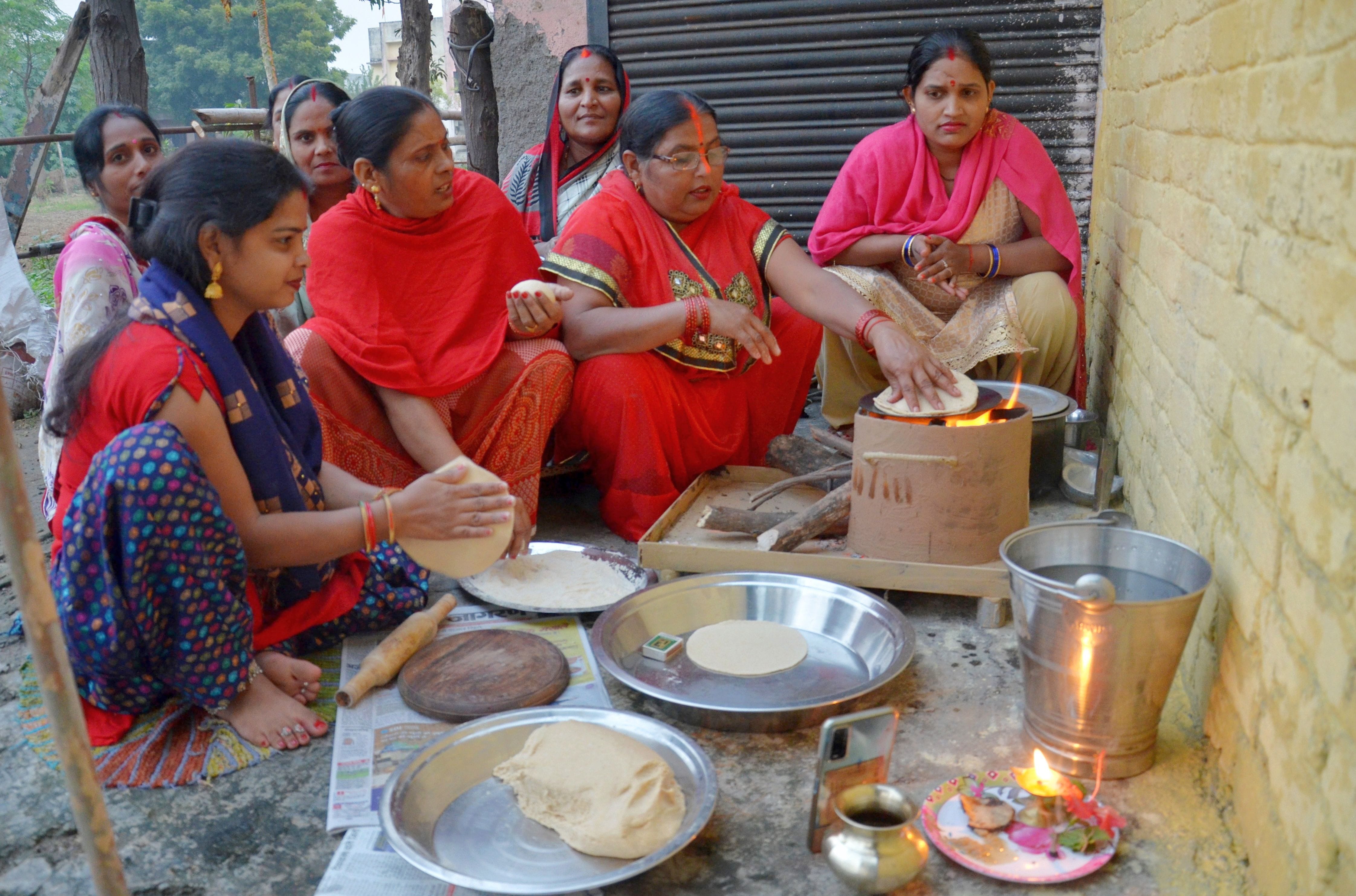 विवि में छठ महापर्व के लिए खरना तैयार करती महिलायें - अमर उजाला विवि में छठ महापर्व के लिए खरना तैयार करती महिलायें - अमर उजाला