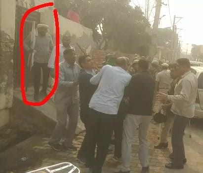वीडियो फुटेज में लाल घेरे में सही सलामत खड़ा कुलदीप।