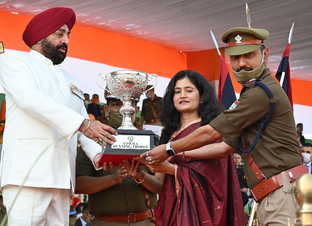 Gubernur memberikan piala kemenangan kepada Hema Bisht, presiden distrik Upva Almora di Dehradun. Gubernur memberikan piala kemenangan kepada Hema Bisht, presiden distrik Upva Almora di Dehradun.