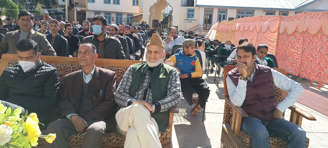 फोटो...सीरत उन नबी कांफ्रेंस के दौरान अवकॉफ के प्रशानिक अधिकारी संबोधित करते हुए और सामने लोग फोटो...सीरत उन नबी कांफ्रेंस के दौरान अवकॉफ के प्रशानिक अधिकारी संबोधित करते हुए और सामने लोग