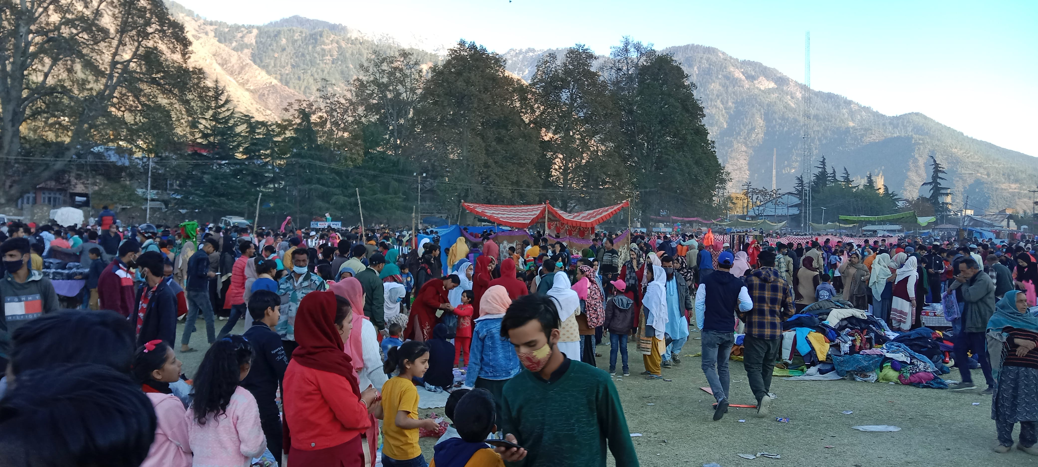 फोटो...चौगान मैदान में उर्स पर मेला लगा, लोग खरीदारी करते फोटो...चौगान मैदान में उर्स पर मेला लगा, लोग खरीदारी करते