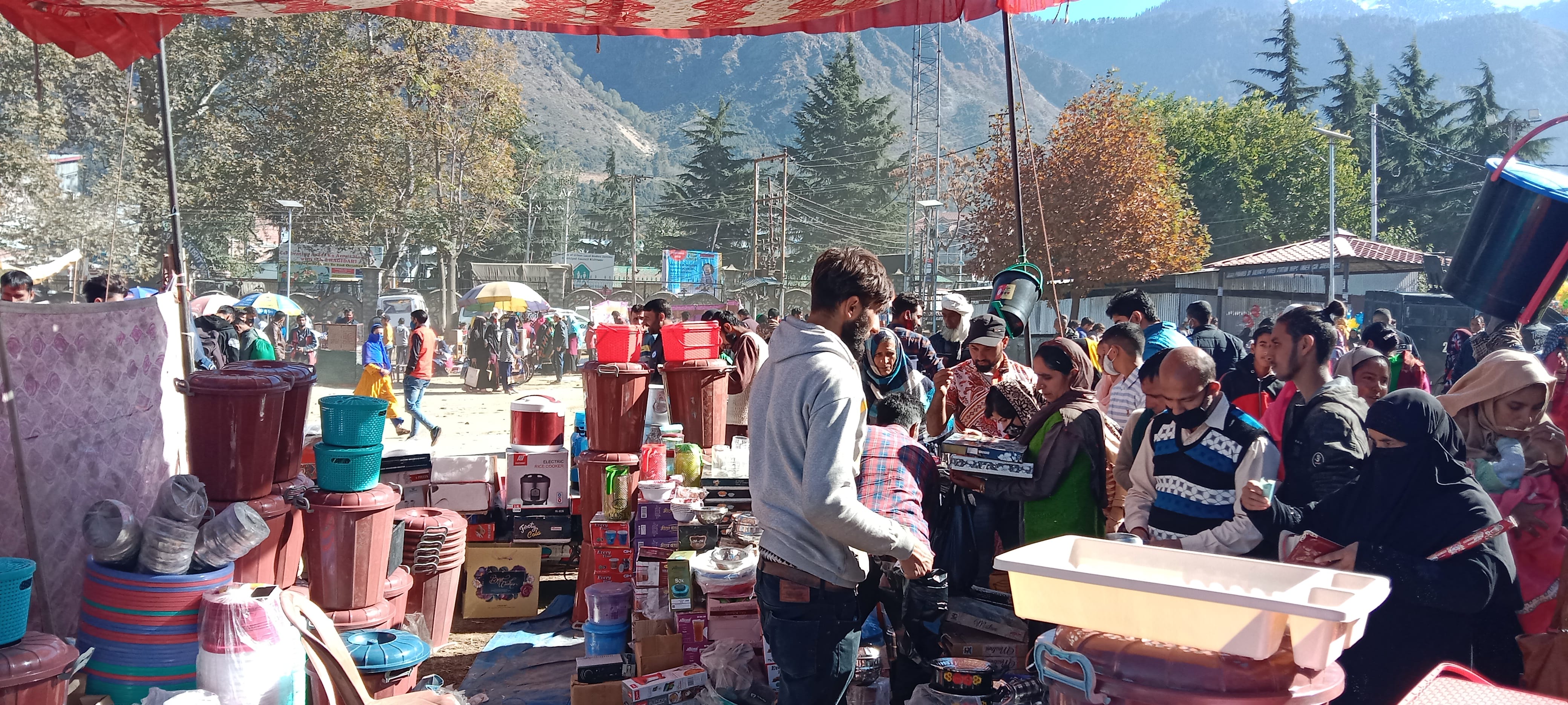 फोटो...चौगान मैदान में उर्स पर मेला लगा, लोग खरीदारी करते फोटो...चौगान मैदान में उर्स पर मेला लगा, लोग खरीदारी करते