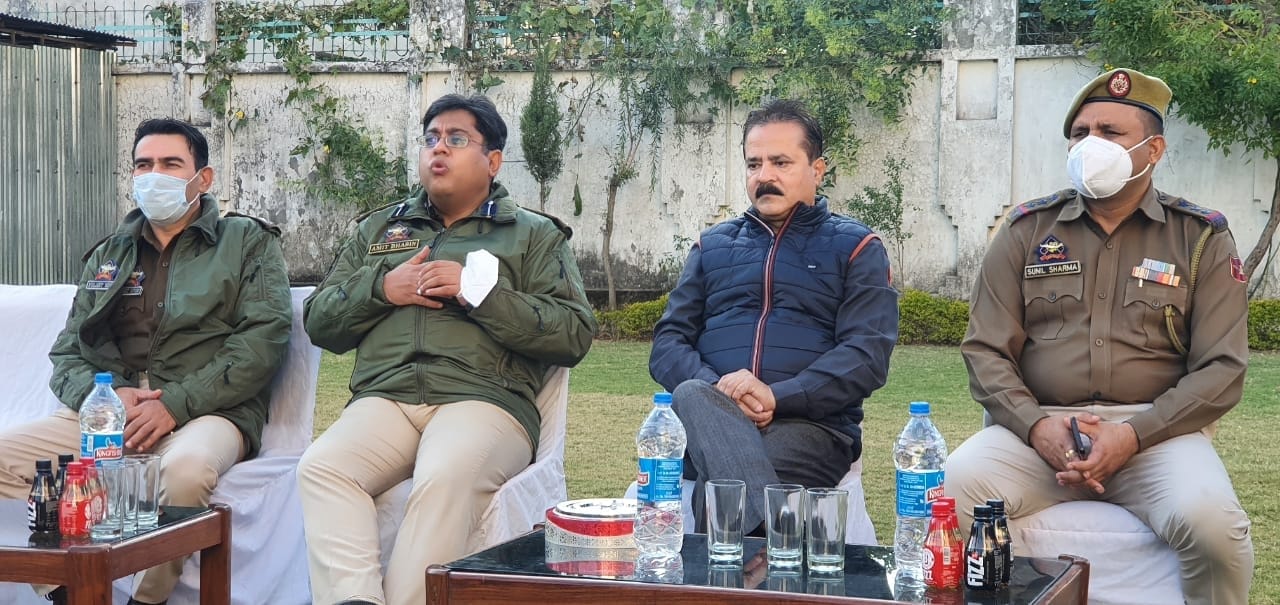 कोविड-19 को लेकर बैठक करते स्थानिए दुकानदार व पुलिस विभाग कोविड-19 को लेकर बैठक करते स्थानिए दुकानदार व पुलिस विभाग