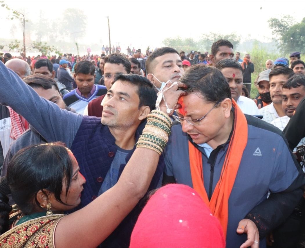 खटीमा के 22 पुल छठ घाट पर सीएम धामी को तिलक लगाती महिला। खटीमा के 22 पुल छठ घाट पर सीएम धामी को तिलक लगाती महिला।