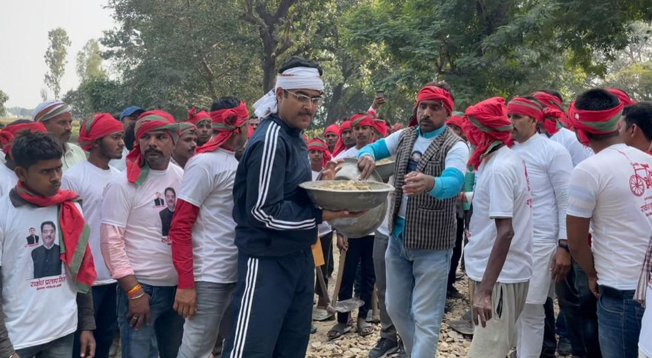 48 : गौरीगंज : कादूनाला-थौरी मार्ग पर श्रमदान करते विधायक गौरीगंज। -संवाद 48 : गौरीगंज : कादूनाला-थौरी मार्ग पर श्रमदान करते विधायक गौरीगंज। -संवाद